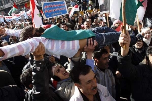Demonstranti nesou muže, který představuje mrtvého Palestince.